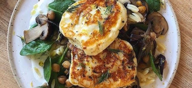 ORZO NUDELN | GEMÜSE | HALLOUMI | JOGHURT-TOPPING