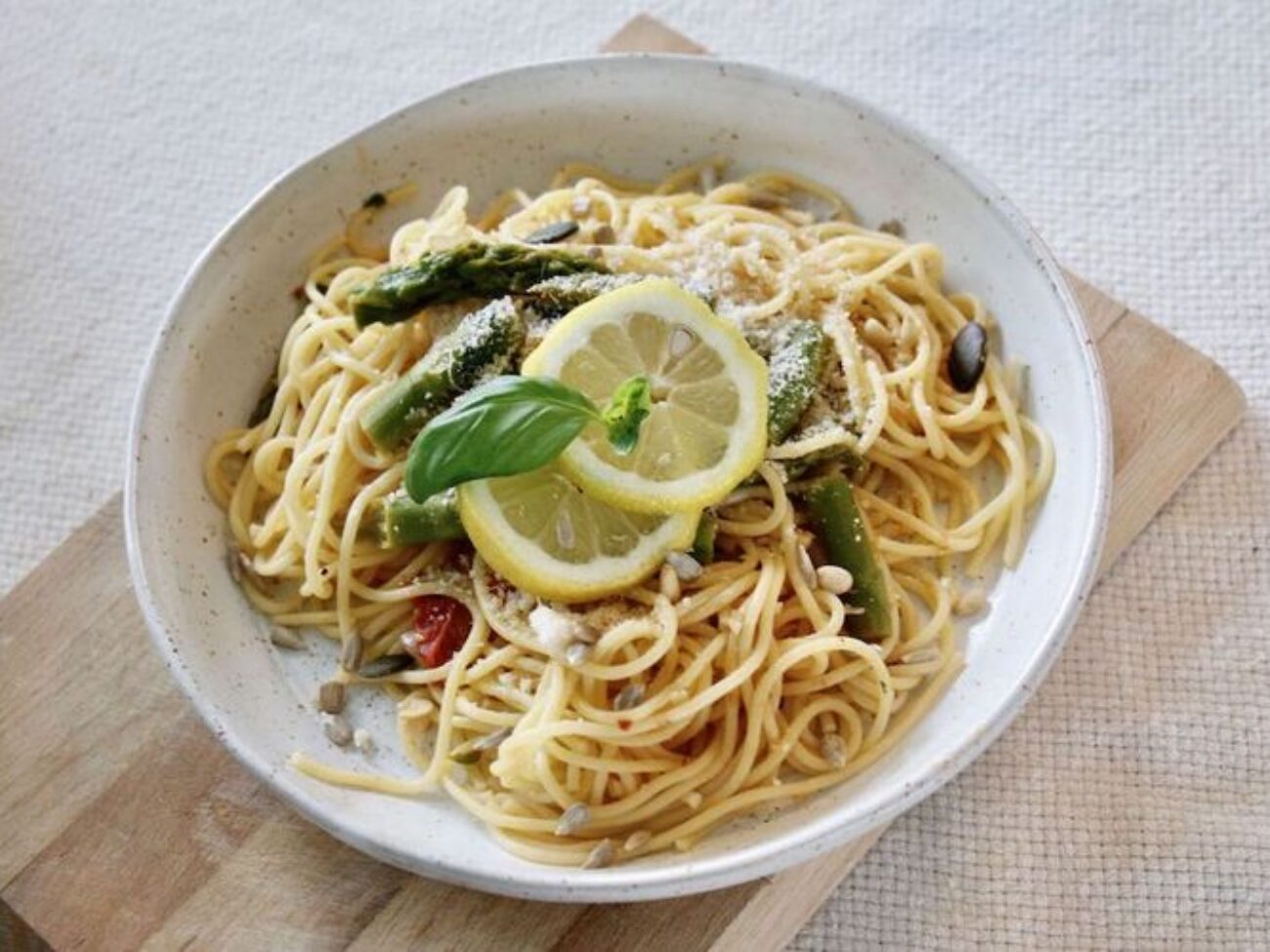 PASTA MIT GRÜNEM SPARGEL & TOMATEN