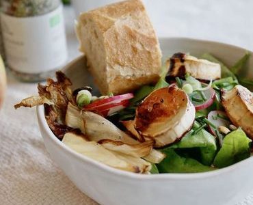 FRÜHLINGSHAFTER SALAT MIT KARAMELLISIERTEM ZIEGENKÄSE