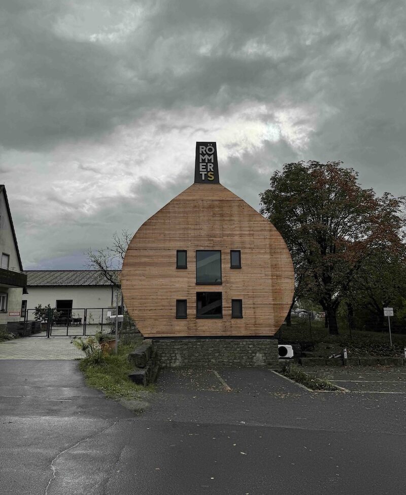 Übernachten im Bocksbeutel: Das weltweit erste Ferienhaus in Flaschenform!