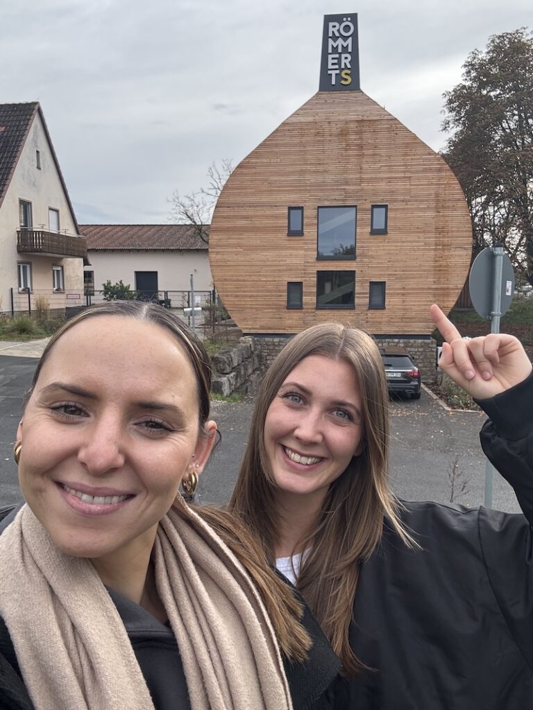 Julia und Sandra vor dem Bocksbeutel Ferienhaus in Volkach