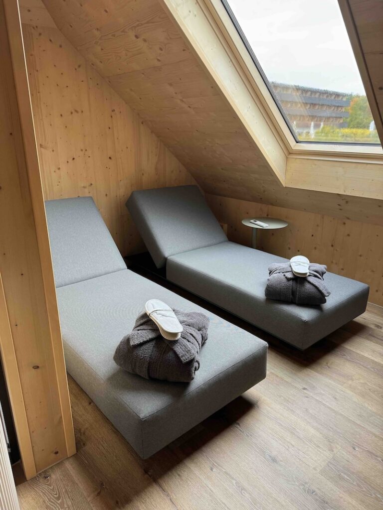 Ruhebereich mit Liegen im Bocksbeutel Ferienhaus