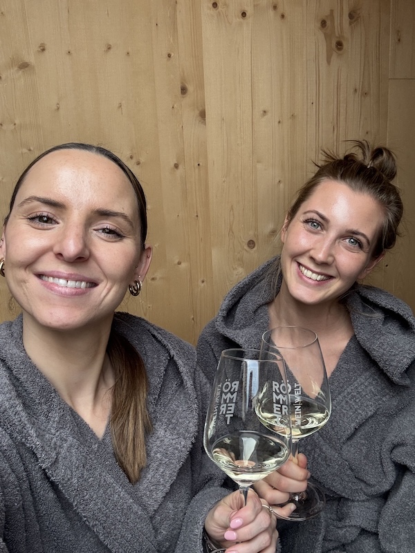 Julia und Sandra im Bademantel im Bocksbeutel Ferienhaus