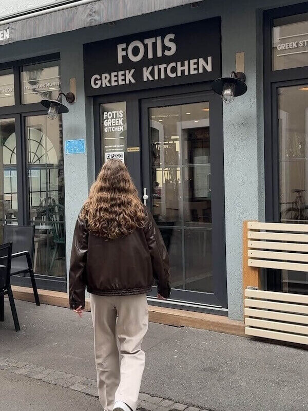 Hannah vor Fotis Greek in Würzburg zur kulinarischen Weltreise