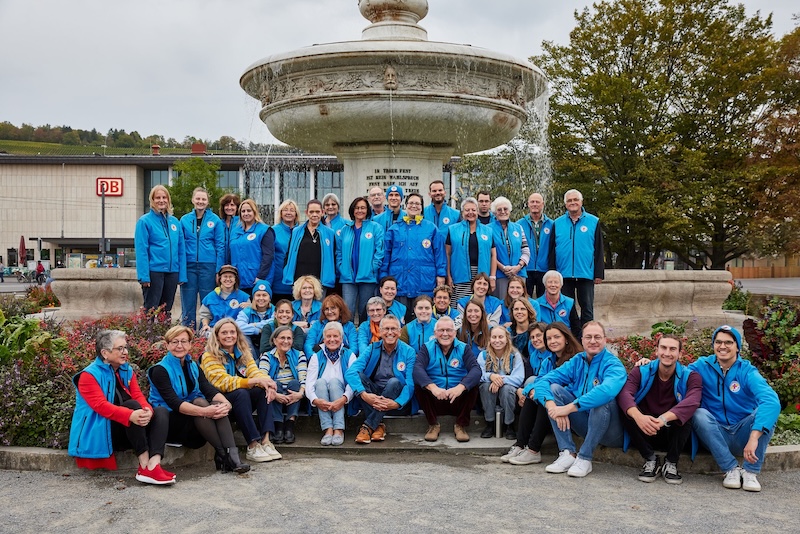 Gruppenbild Bahnhofsmission vor dem Würzburger Hauptbahnhof