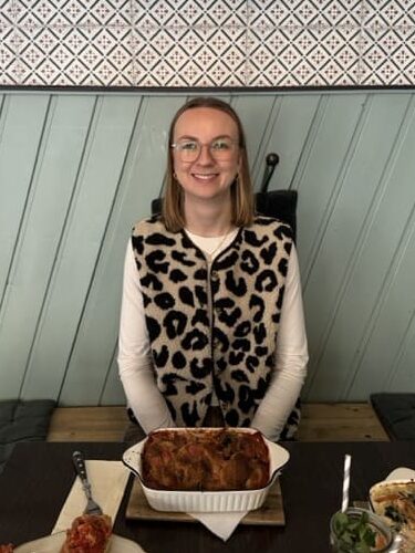 Frau vor ihrem Auflauf im gleichnamigen Restaurant