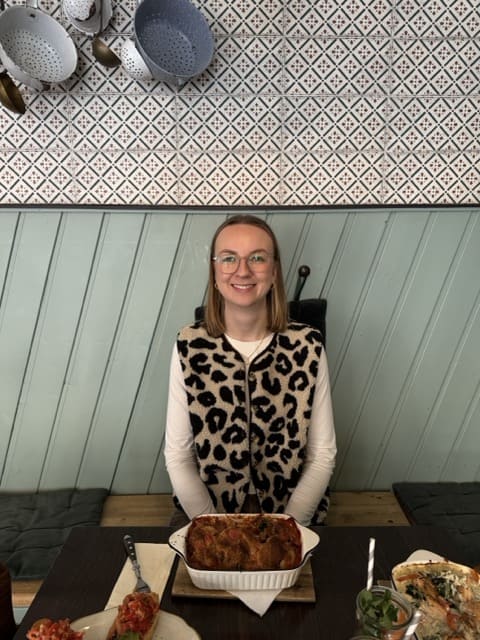 Frau vor ihrem Auflauf im gleichnamigen Restaurant