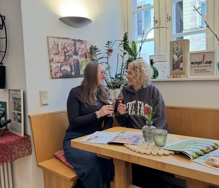 Hanna und Lina trinken einen Wein beim Weingut Lange in Hammelburg