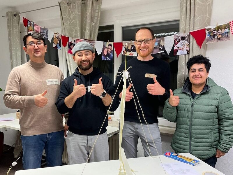 Menschen unterschiedlicher Nationalität kommen dank dem Malteser Migrationsdienst zusammen