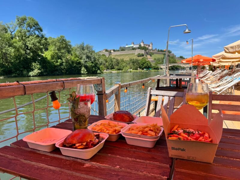 Getränke und Essen mit Blick auf die Festung am Stadtstrand in Würzburg