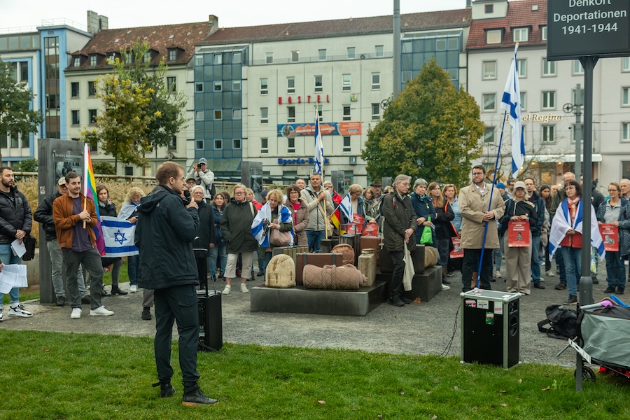 Konstantin Mack von der Deutsch-israelischen Gesellschaft spricht vor Menschen