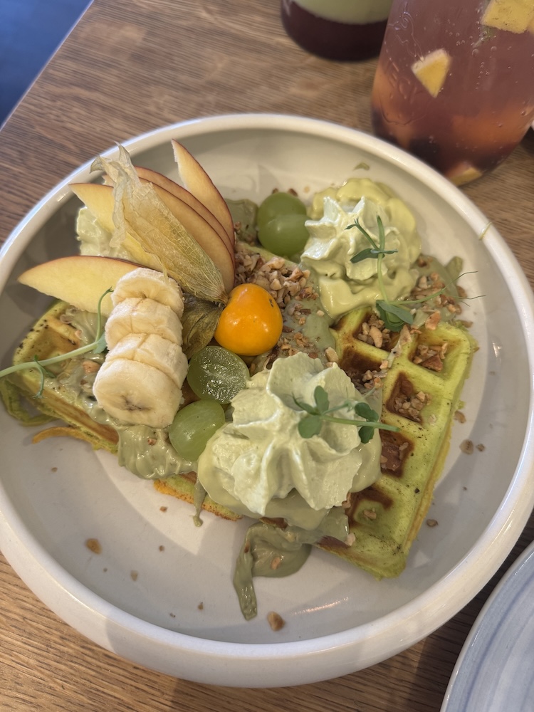 Glutenfreie Matcha Waffel mit Pistazienmus bei Vrohstoff