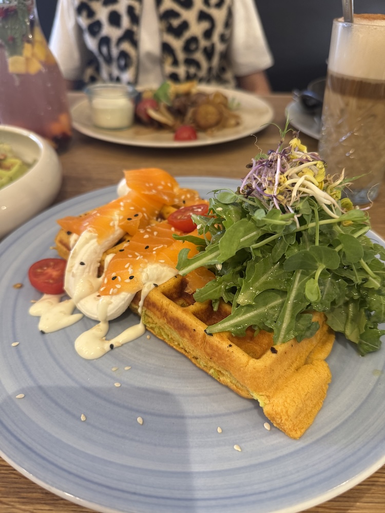 Glutenfreie Waffel mit veganem Lachs